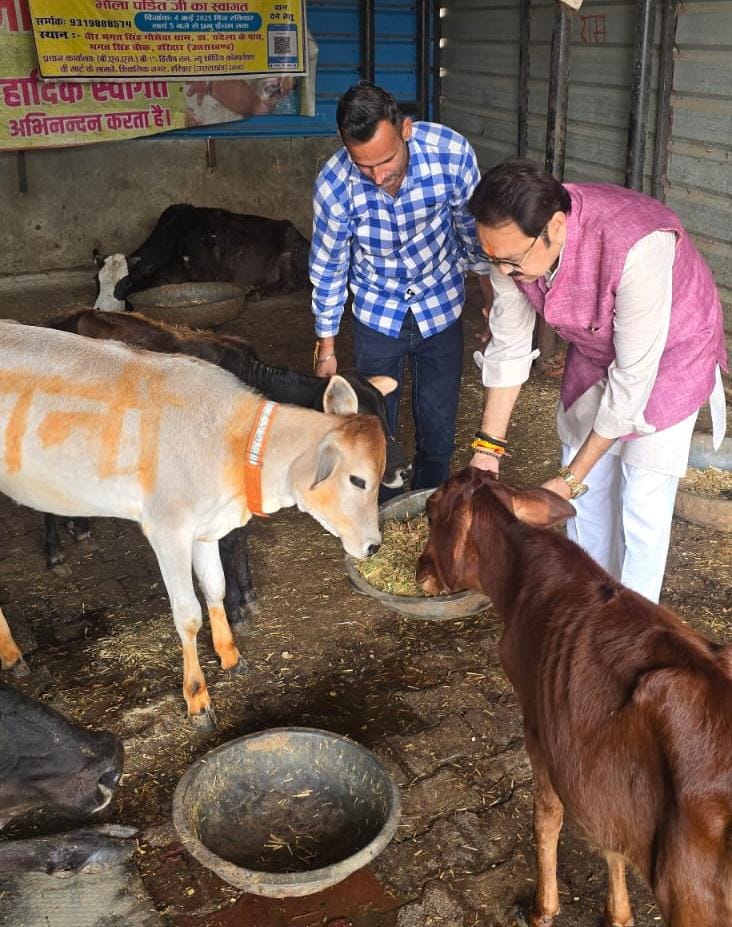 गौवर्घन पूजा पर डा.विशाल गर्ग ने गौ पूजन कर राज्य की खुशहाली की कामना की