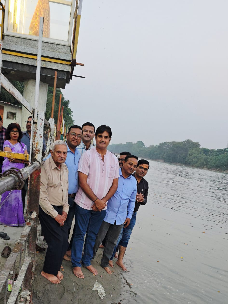 एनयूजेआई हरिद्वार इकाई ने गणेश शंकर विद्यार्थी जयंती गंगा तट पर मनाई, गोविंद घाट पर किया गंगा में दीपदान