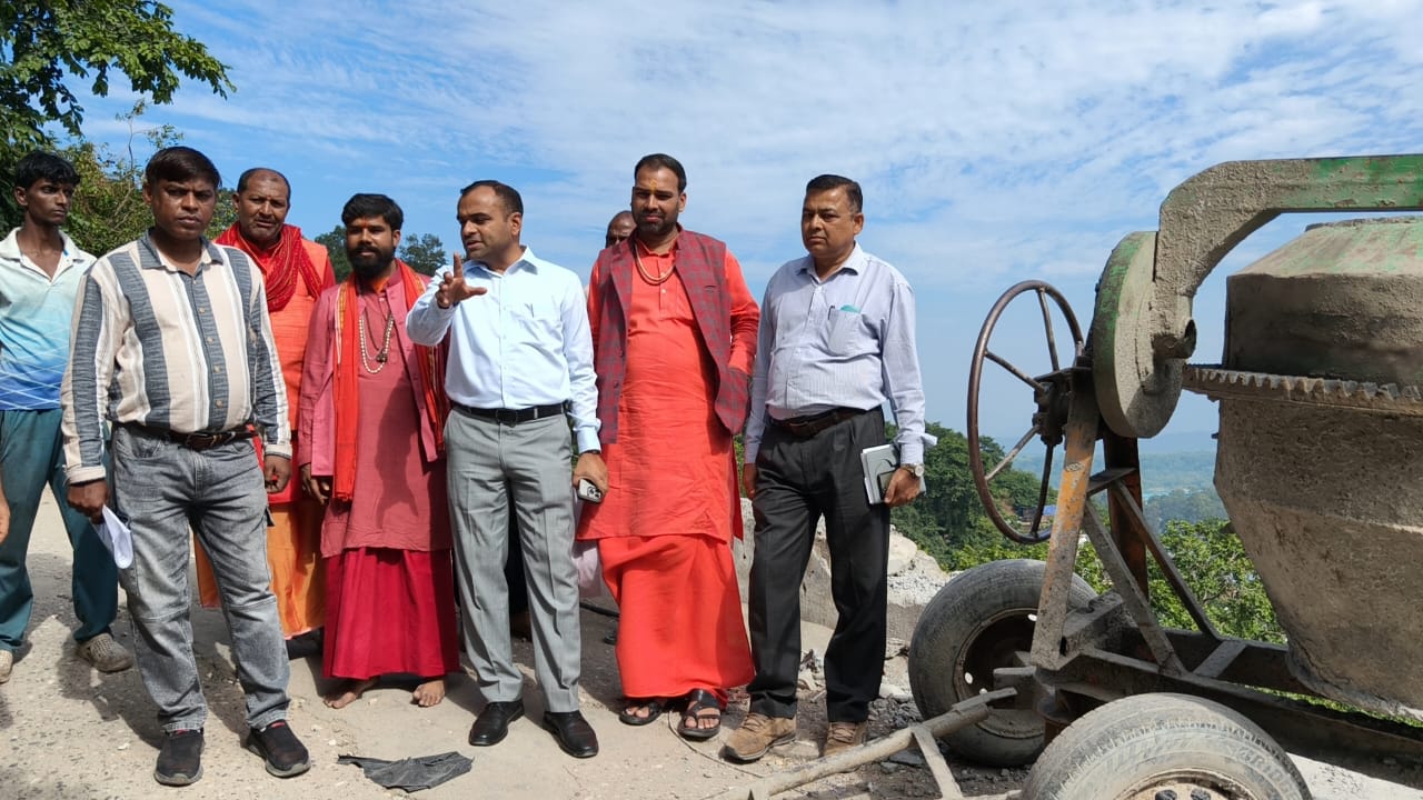 जिलाधिकारी ने किया मां मनसा देवी मन्दिर से हनुमान मन्दिर तक पैदल भ्रमण, सौन्दर्यकरण हेतु दिये निर्देश