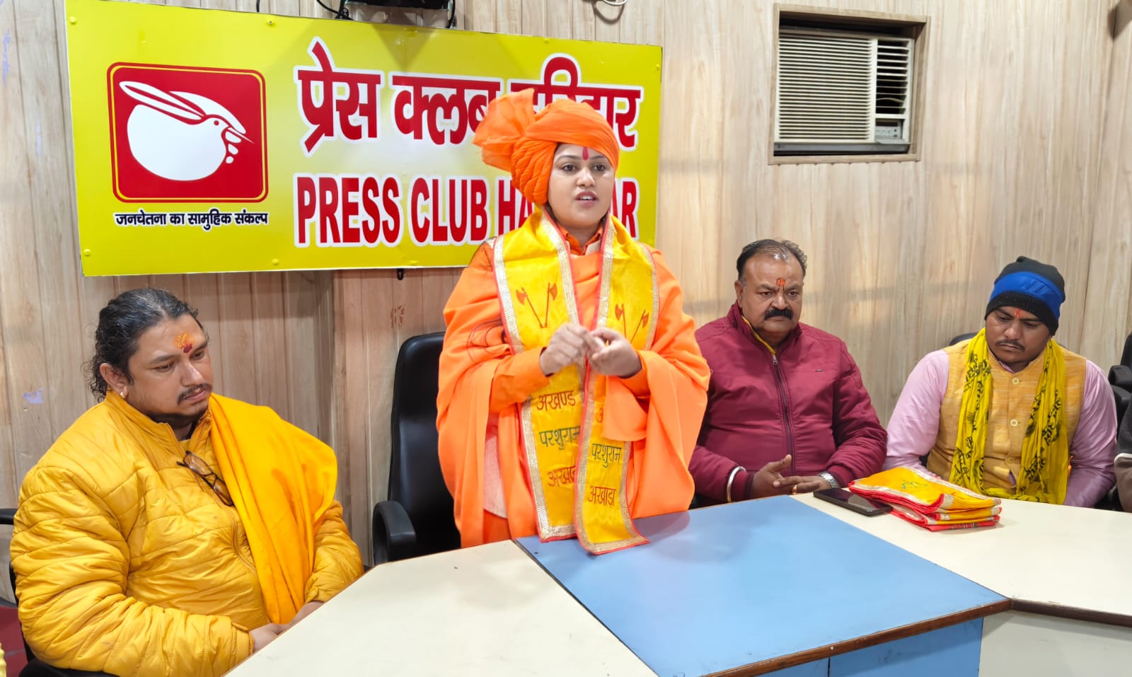 गायिका कवि सिंह की हरिद्वार से मथुरा तक पद यात्रा का, श्री अखंड परशुराम अखाड़े ने किया समर्थन