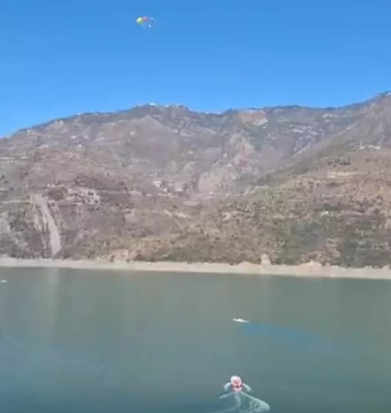 टिहरी बांध झील पर दो पैराग्लाइडो ने खोया संतुलन,झील में गिरे, एसडीआरएफ ने निकाला सुरक्षित, देखें वीडियो