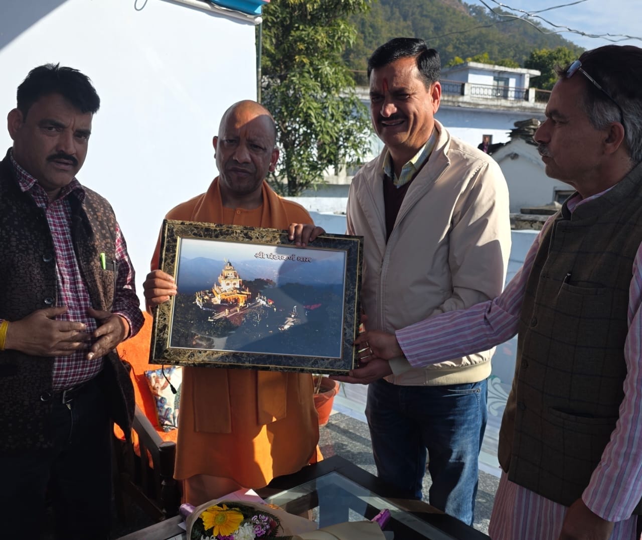 योगी आदित्यनाथ जी से मुलाकात कर, पदाधिकारियों ने  घंटाकर्ण धाम आने का दिया न्योता