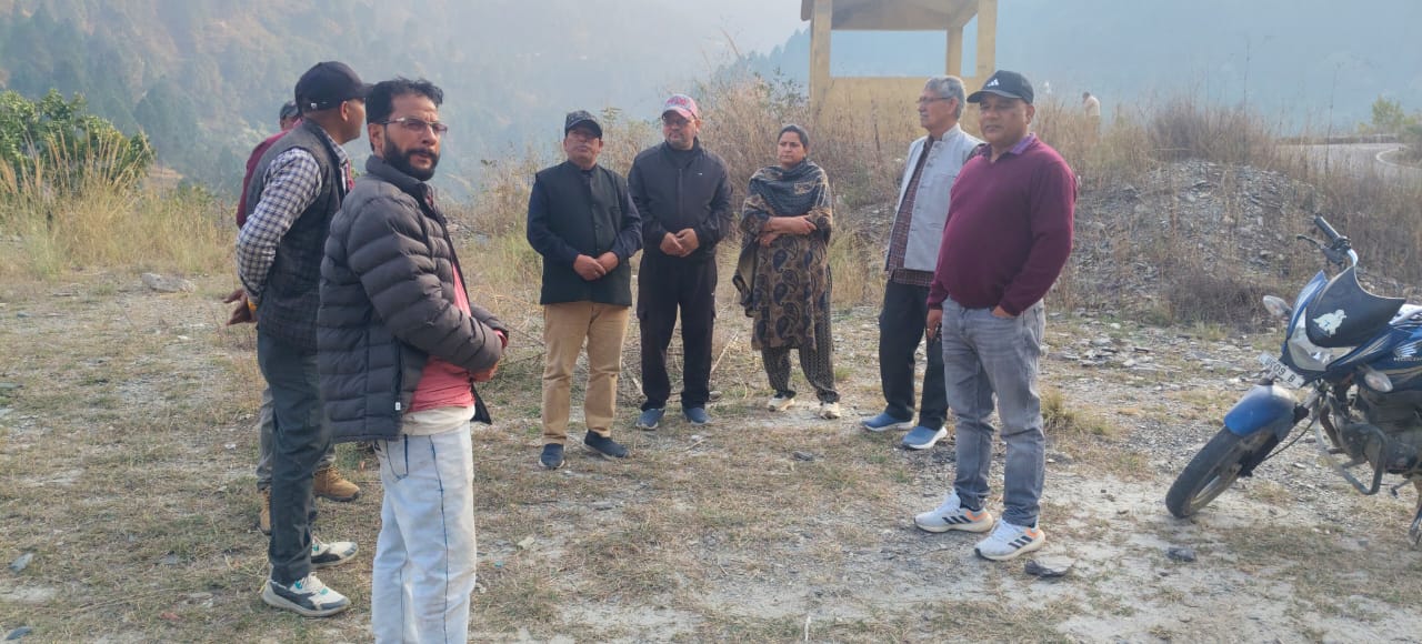 शहीद विजय सिंह गुसांई की स्मृति में स्मारक के लिए भूमि का स्थलीय निरीक्षण किया गया