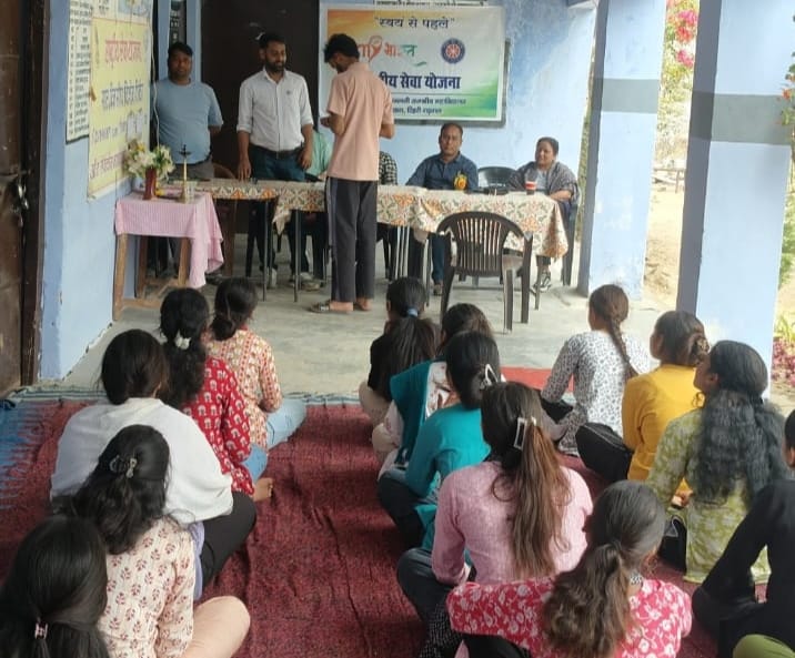 विशेष शिविर के चतुर्थ दिवस, विक्रम जोशी ने स्वंय सेवकों को विभिन्न प्रतियोगी परीक्षाओं के विषय में दी जानकारी