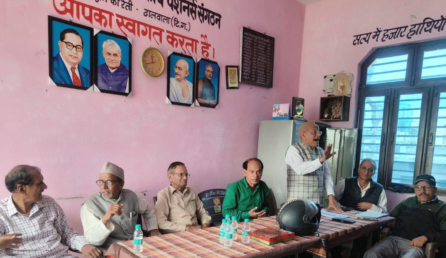 गोल्डन कार्ड की लम्बित समस्याओं के समाधान के लिए एक दिवसीय धरना प्रदर्शन