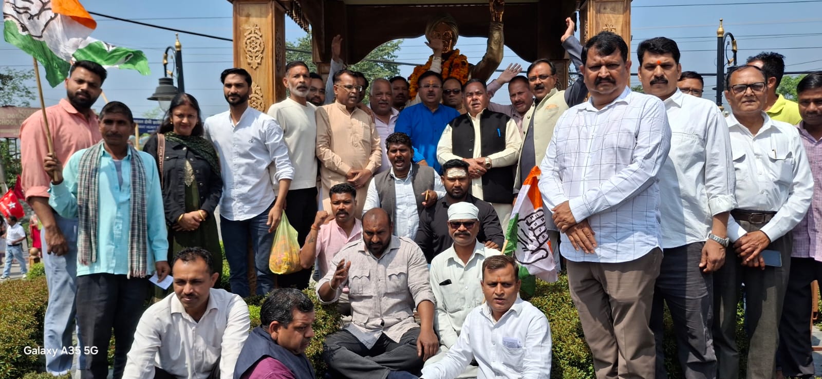 भगत सिंह चौक पर शहीद सरदार भगत सिंह की मूर्ति पर माल्यार्पण और पुष्प अर्पित कर श्रद्धांजलि दी