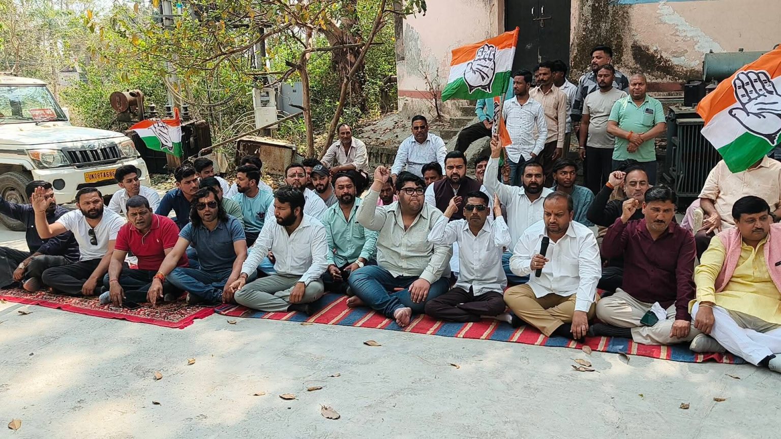 कांग्रेस ने विद्युत विभाग की मनमानी के विरोध में बिजली घर पर किया धरना प्रदर्शन