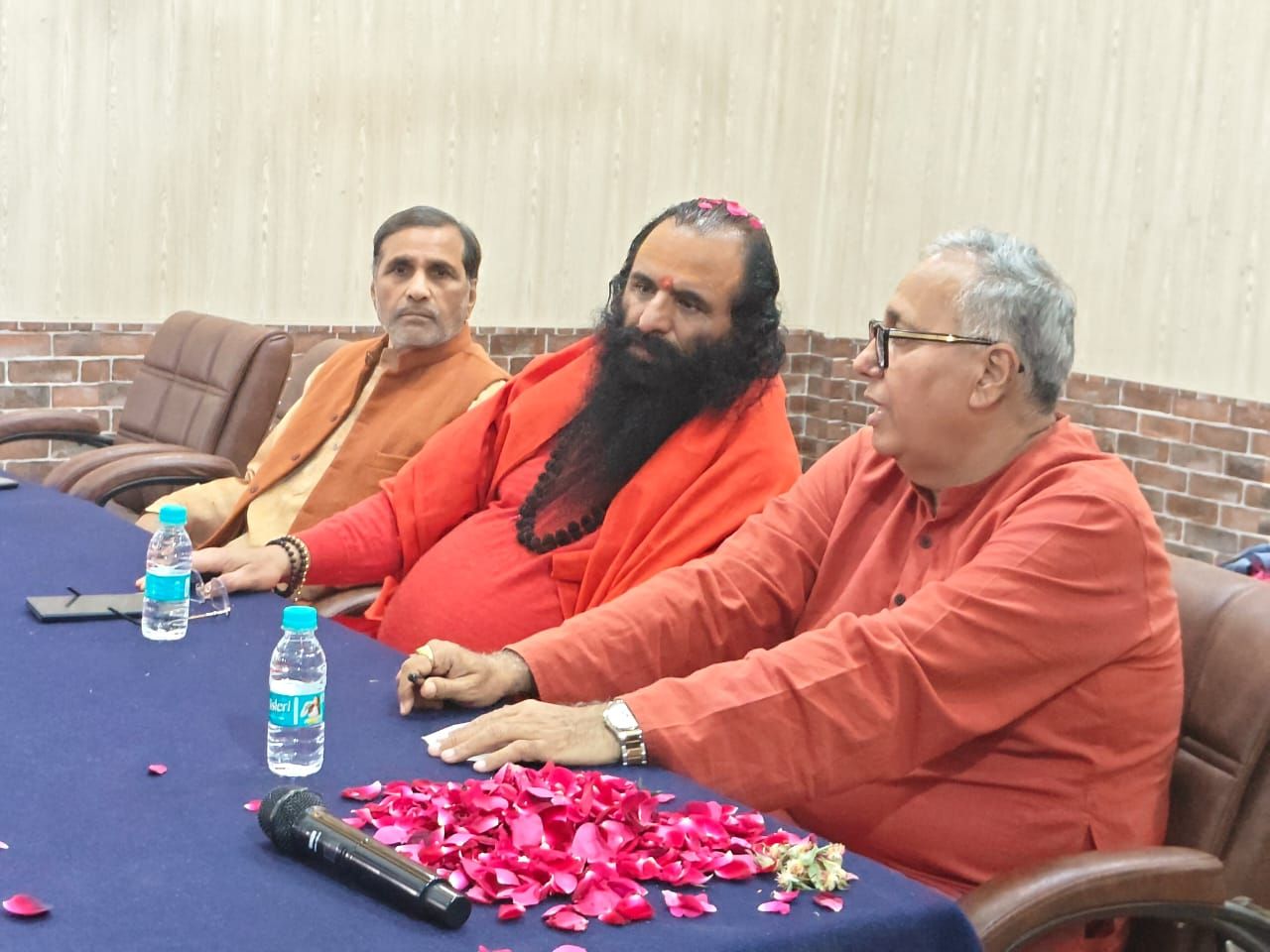 होली पर्व देश की परंपराओं मे विशेष स्थान रखता है:-श्री महंत रवींद्र पुरी महाराज