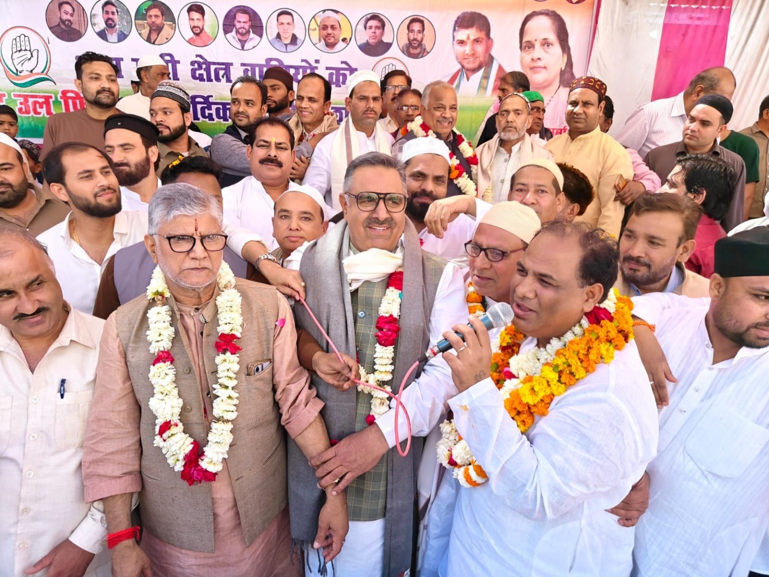 ईदगाह के सामने स्टॉल लगाकर नमाजियों का फूलमाला पहनाकर किया स्वागत