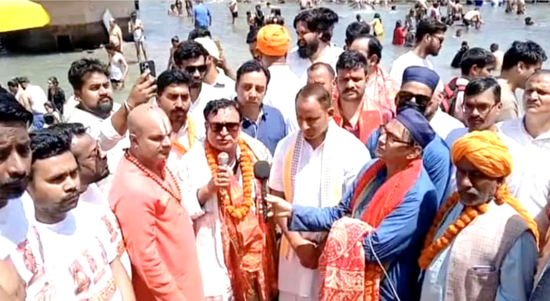 हरिद्वार- पदयात्रा के साथ धर्म परिवर्तन की घोषणा, गंगा स्नान के बाद दर्जनों ने अपनाया हिंदू धर्म