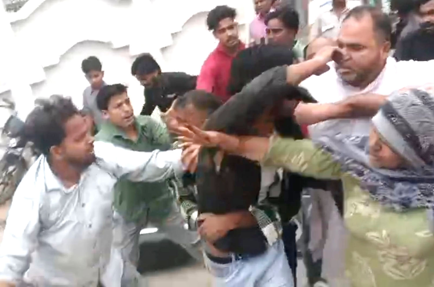 मां को दफनाकर लौट रहे परिवार पर दबंगों ने किया हमला