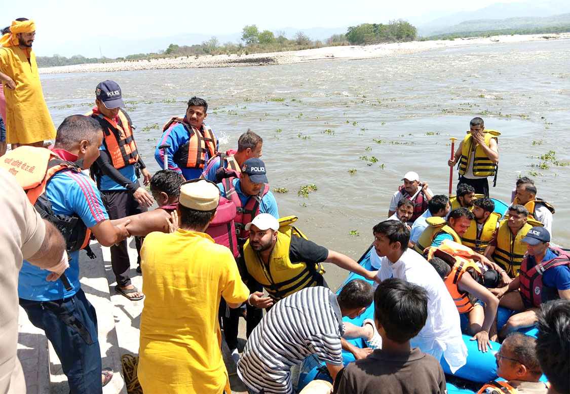 सप्तऋर्षि घाट पर गंगा में फंसे 15 लोग, किया सफल रेस्क्यू