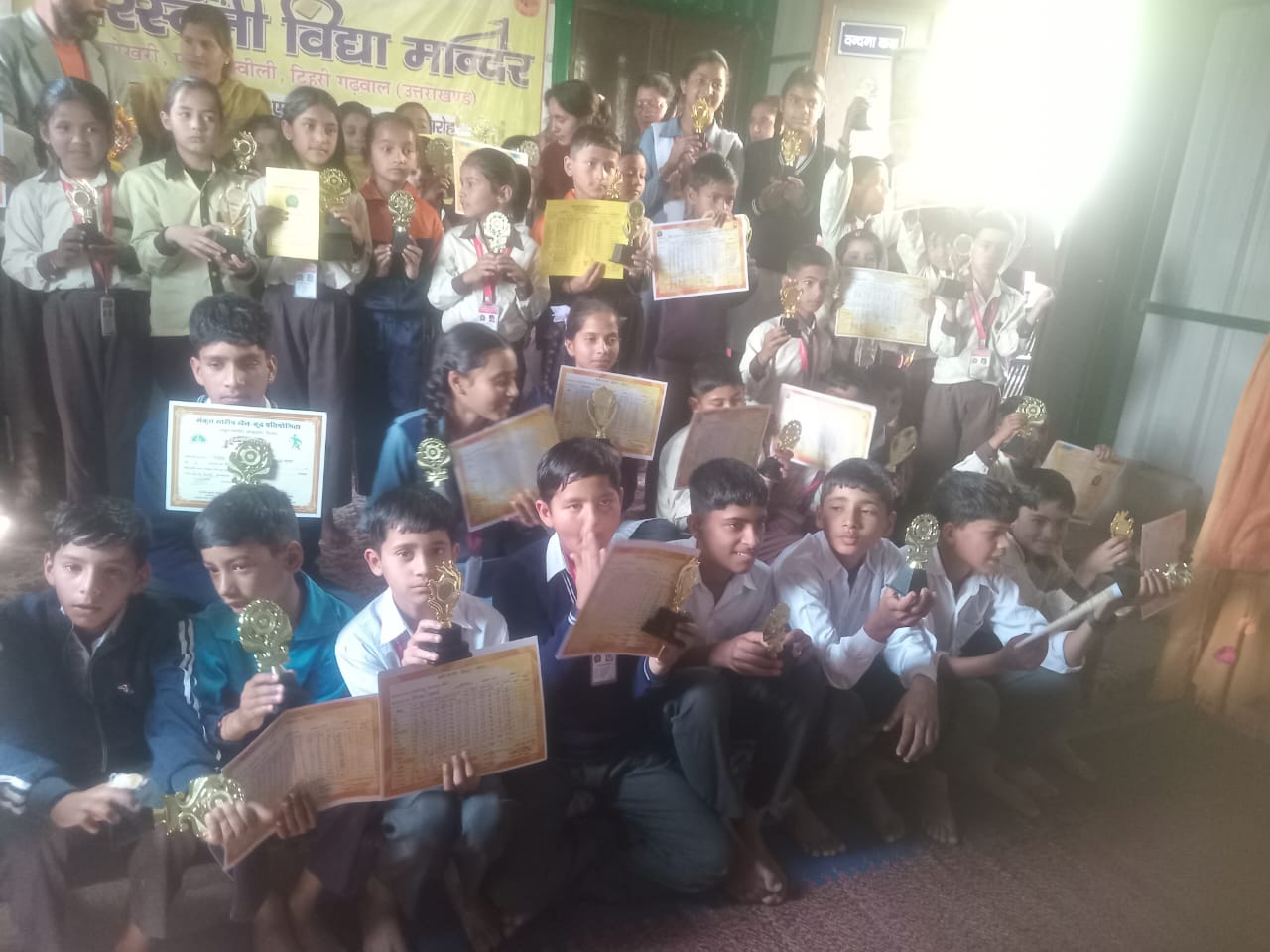 राजकीय इंटर कॉलेज पोखरी व सरस्वती शिशु विद्या मंदिर में बेहतर प्रदर्शन करने वाले छात्र छात्राओं को किया गया पुरस्कृत