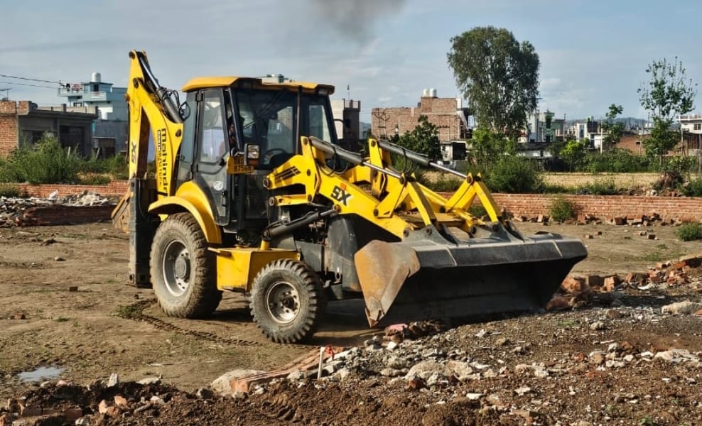 हरिद्वार में अवैध प्लॉटिंग पर प्राधिकरण की कार्रवाई, जेसीबी से ध्वस्त किए निर्माण