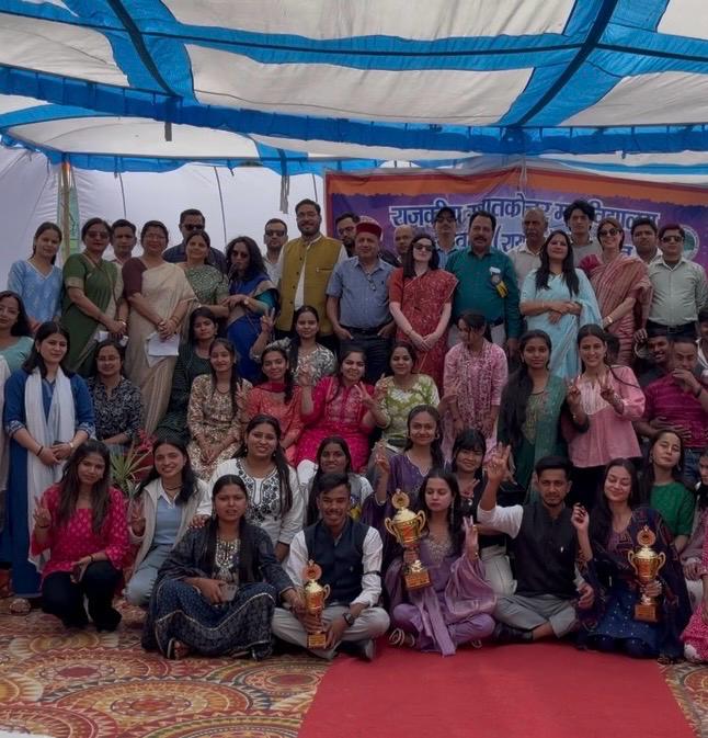 महाविद्यालय मालदेवता रायपुर में अन्तर सांस्कृतिक प्रतियोगिताओं में कला संकाय ने जीती चैंपियनशीप ट्रॉफी