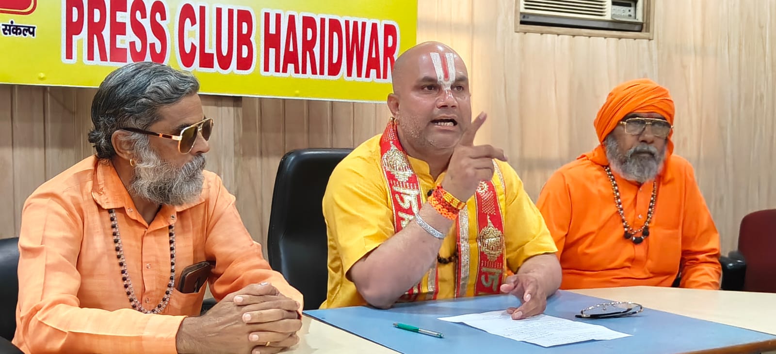 स्वामी रामविशाल दास ने श्री गंगा सभा से की नितिन गौतम व उज्जवल पंडित को सभा से बाहर करने की मांग