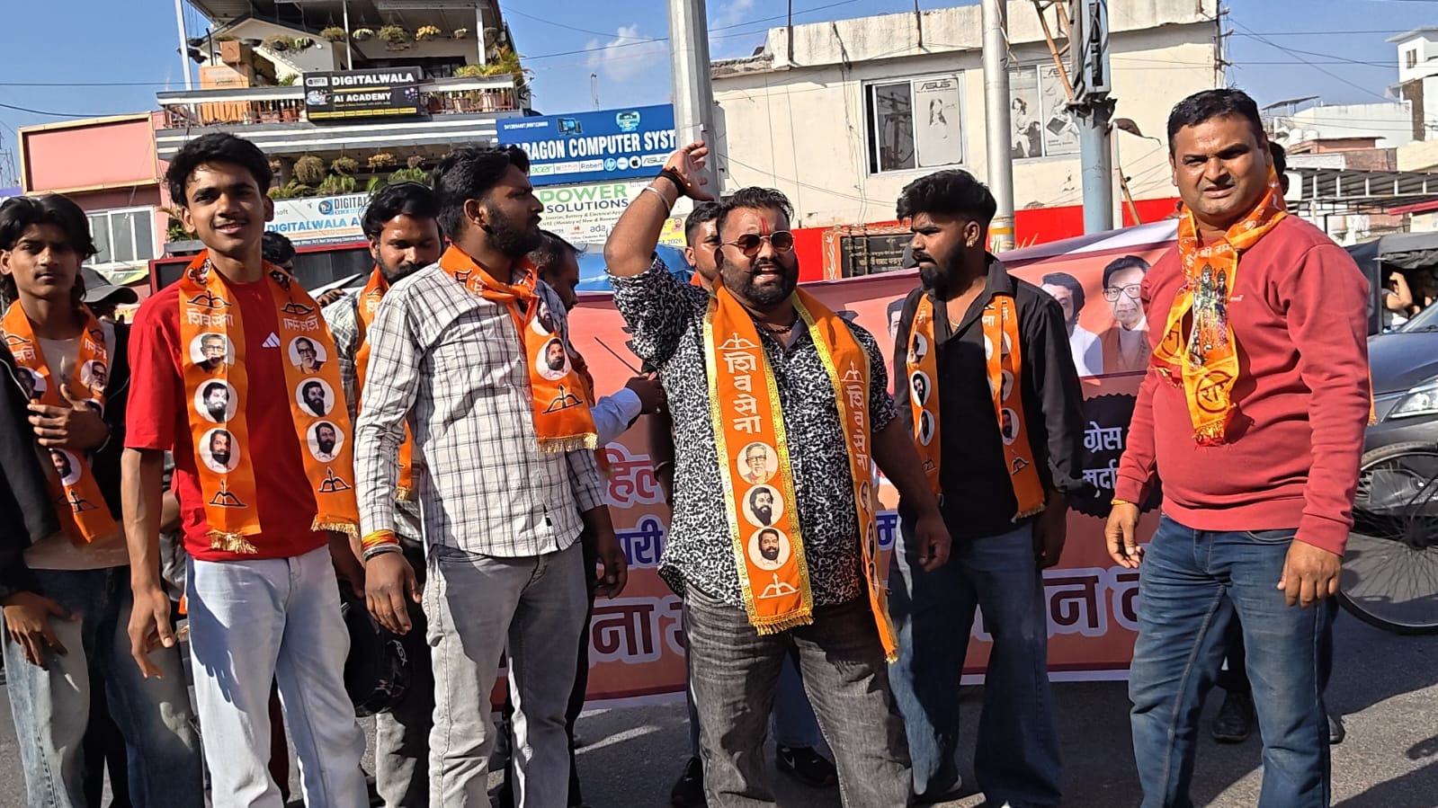 महिला आरक्षण विधेयक के संसद में पारित न हो पाने के विरोध में युवा सेना ने किया प्रदर्शन