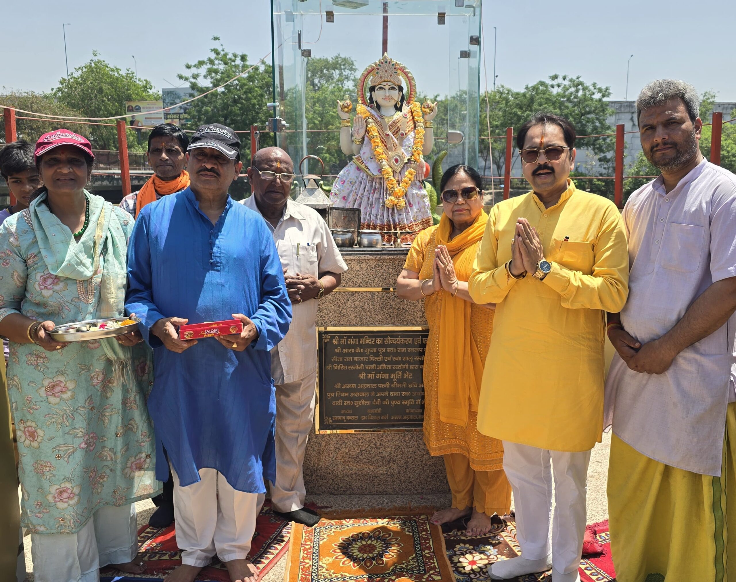 गंगा सप्तमी के अवसर पर महाराज अग्रसेन घाट समिति के पदाधिकारी द्वारा मां गंगा की पूजा अर्चना