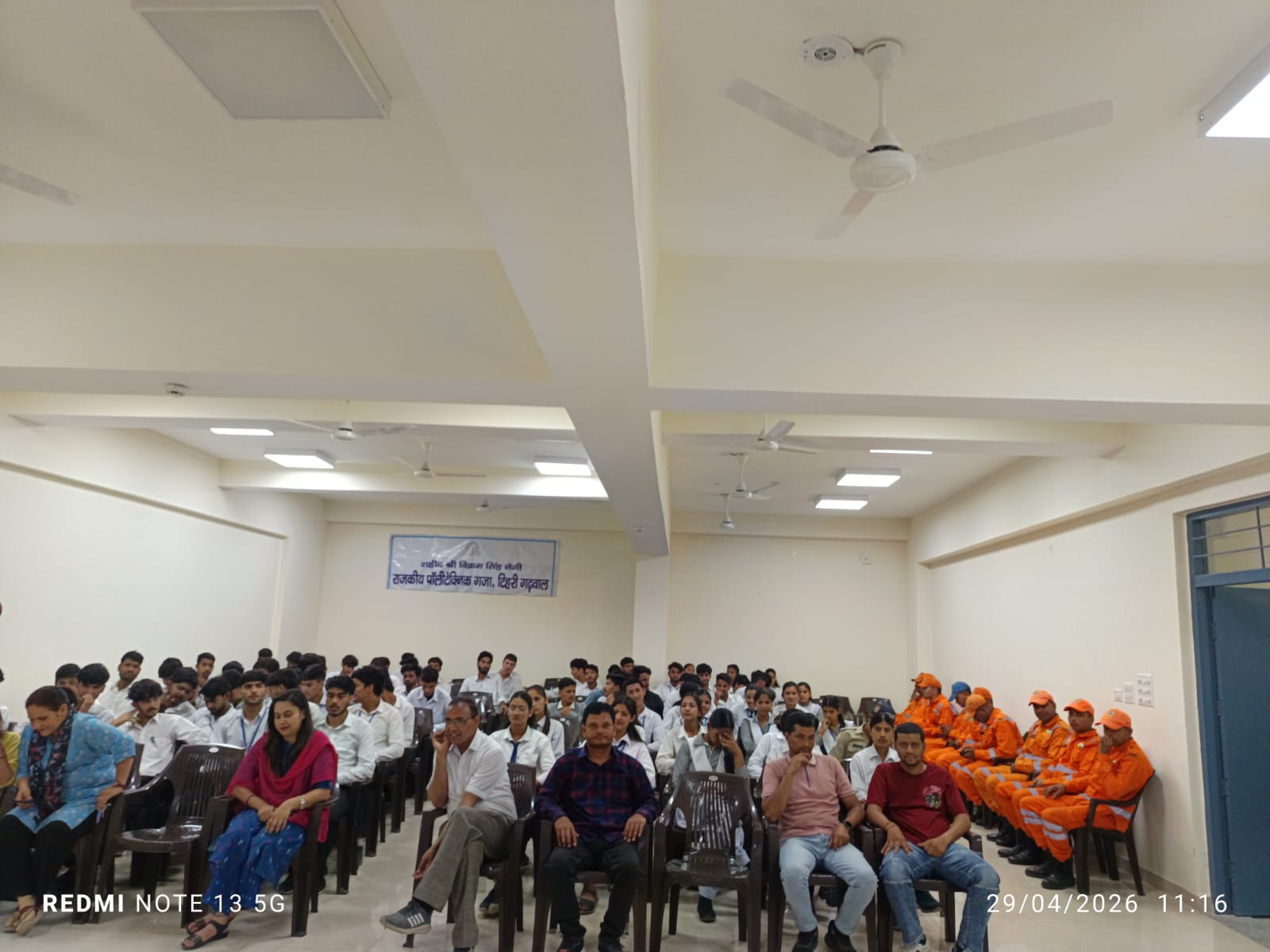 आपदाओं से राहत व बचाव पर एन डी आर एफ टीम द्वारा कार्यक्रम आयोजित