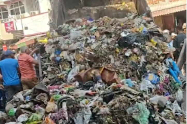 हरिद्वार- अतिक्रमण हटाने की कार्रवाई को लेकर नगर निगम और व्यापारियों के बीच जमकर विवाद