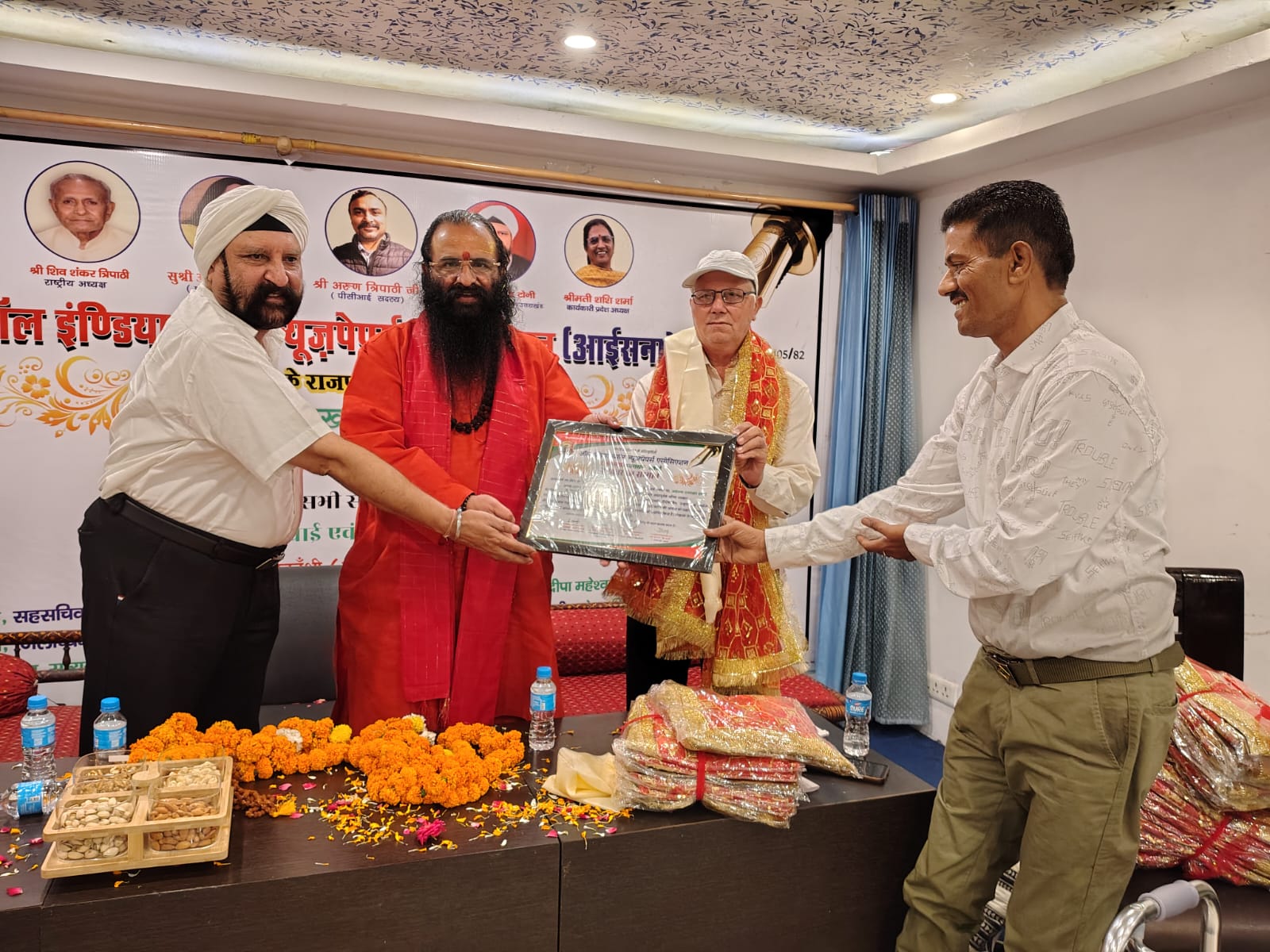 हिंदी पत्रकारिता दिवस के अवसर आईसना द्वारा हरिद्वार के दो वरिष्ठ पत्रकार सम्मानित