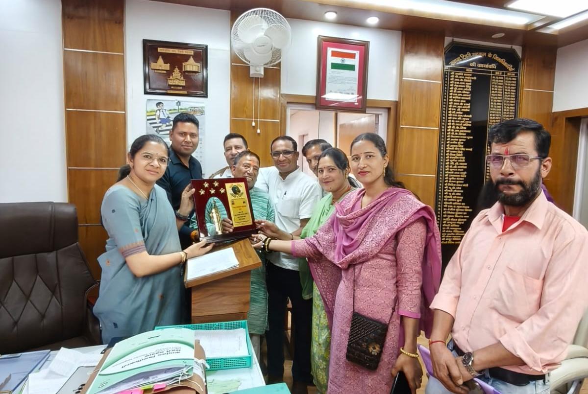 गजा- क्षेत्र की समस्याओं के समाधान के लिए जिलाधिकारी से मुलाकात