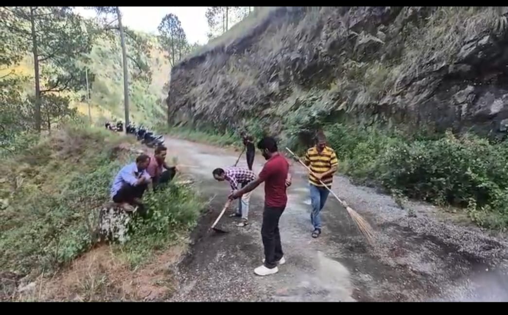 विभाग को ग्रामीणों ने दिखाया आइना, श्रमदान कर सडक पर उबड खाबड़ गड्ढों को ठीक किया