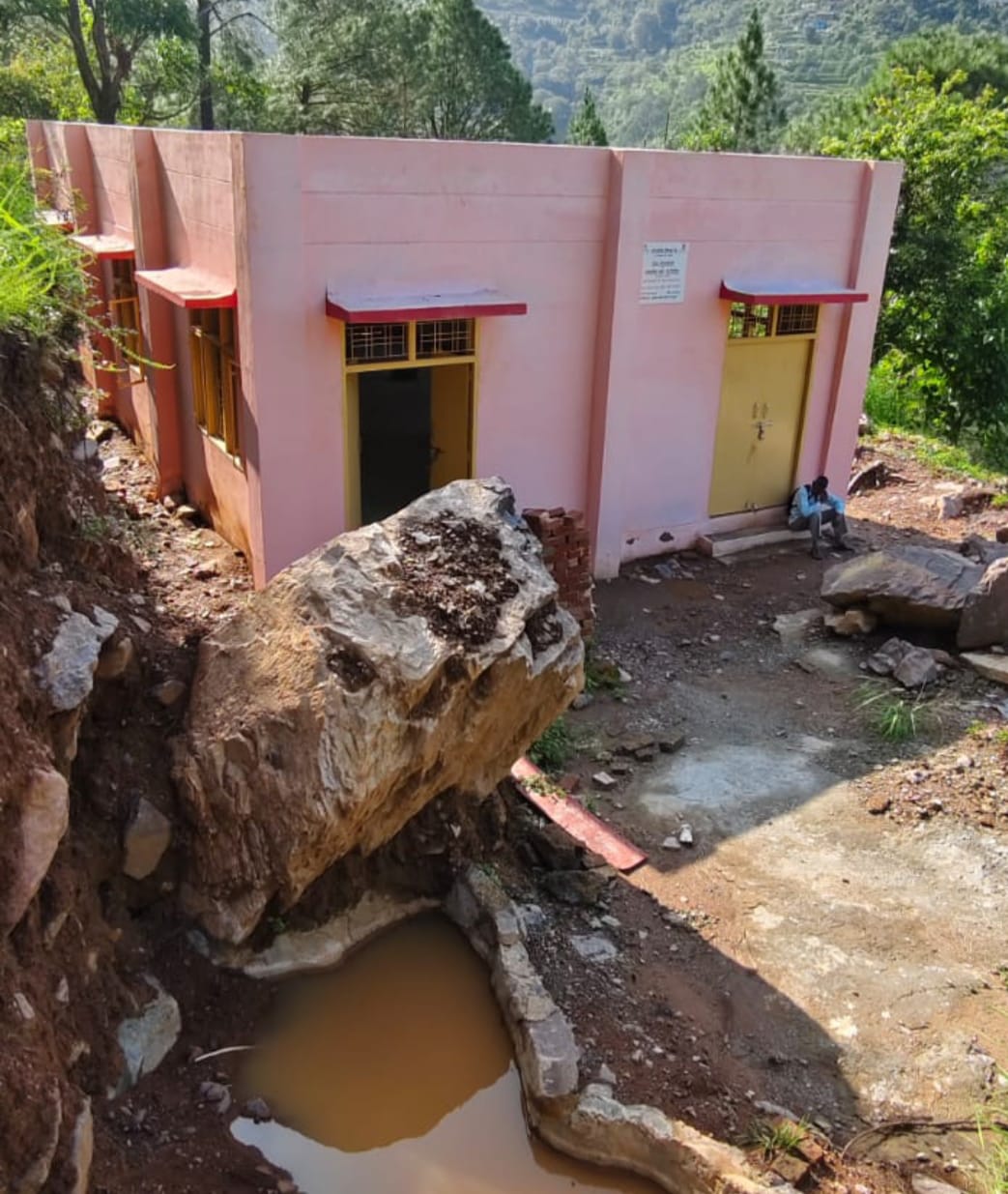 अधूरा निर्माण कार्य होने से लाखों की धनराशि से निर्मित सामुदायिक भवन हो रहा है क्षतिग्रस्त