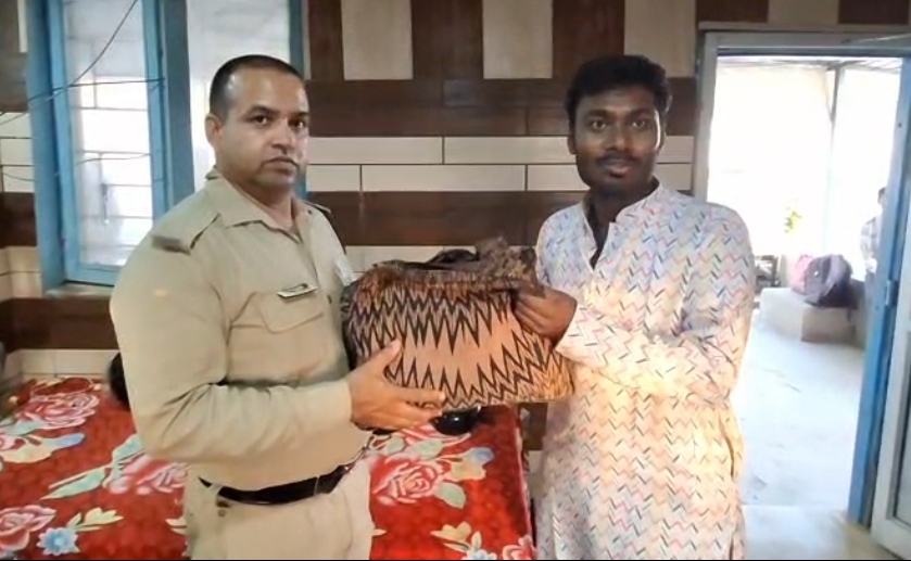 हरिद्वार: बैग छूटने से परेशान यात्री को हरिद्वार पुलिस ने रिक्शा तलाश लौटाया बैग