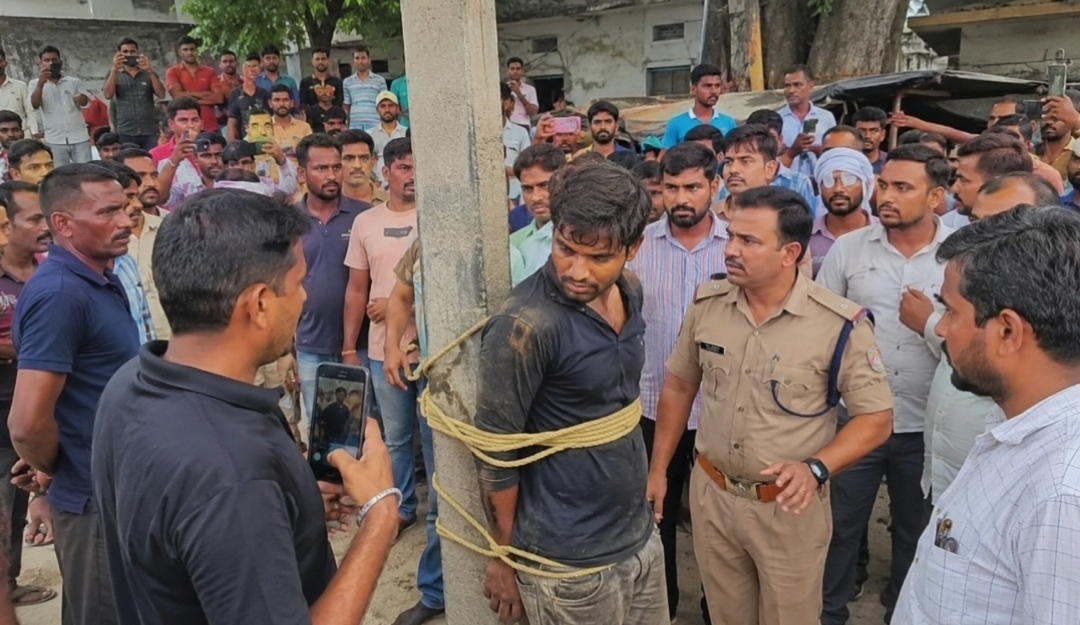 बच्चा चोरी की अफवाह पर युवक को खंभे से बांधकर पीटा