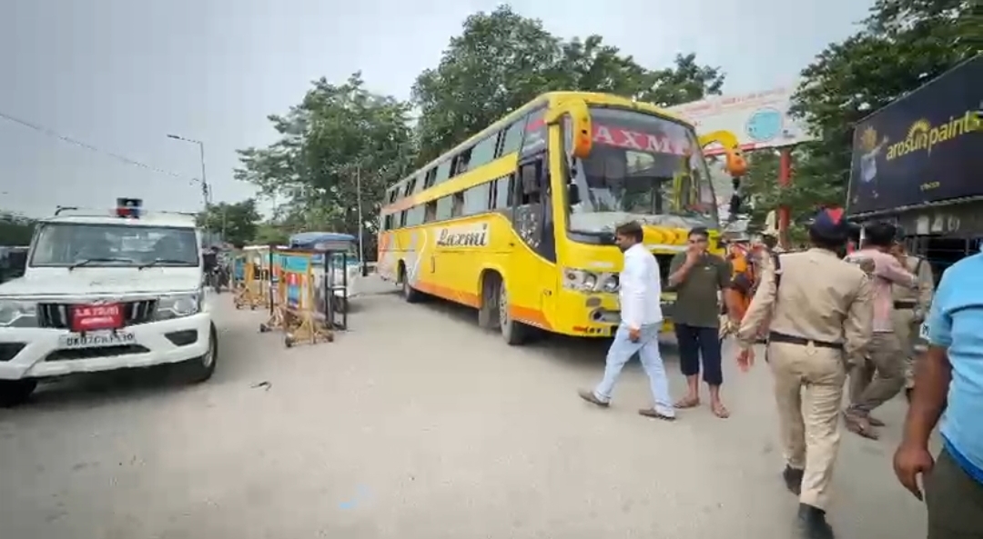 परिवहन विभाग की बड़ी कार्यवाही- हरिद्वार में अनियमितताओं के कारण 12 बसें सीज़ कई का चालान