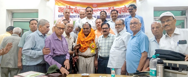 गोल्डन कार्ड योजना की विसंगतियों पर पेंशनर्स में रोष, सामूहिक ऑप्ट आउट की दी चेतावनी
