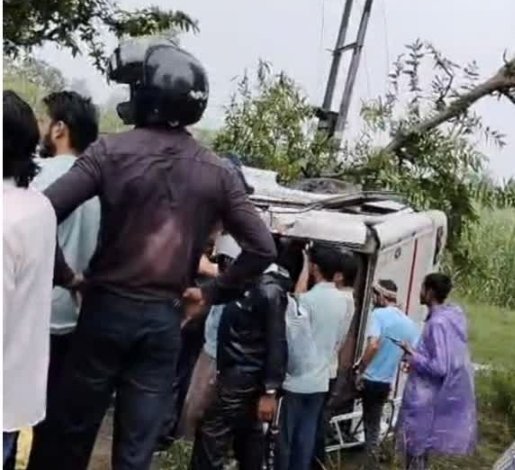 लक्सर: बारिश में पलटी यात्रियों से भरी मेटाडोर, बड़ा हादसा टला