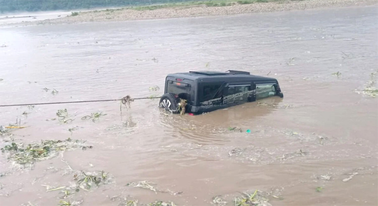 हरिद्वार: गंगा में स्टंट करना पड़ा भारी, नीलधारा में फंसी थार, पुलिस ने किया सीज