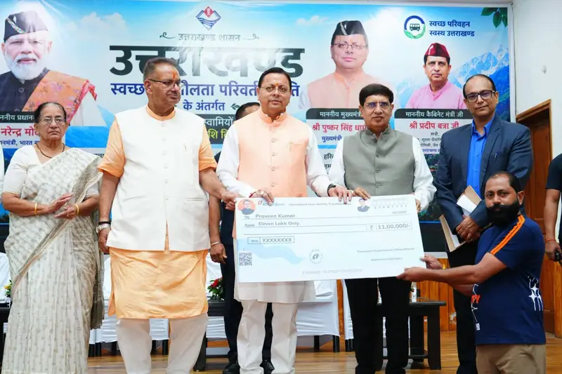 मुख्यमंत्री धामी ने 11 स्वच्छ ईंधन वाहनों को किया फ्लैग ऑफ, 6 लाभार्थियों को सब्सिडी चैक
