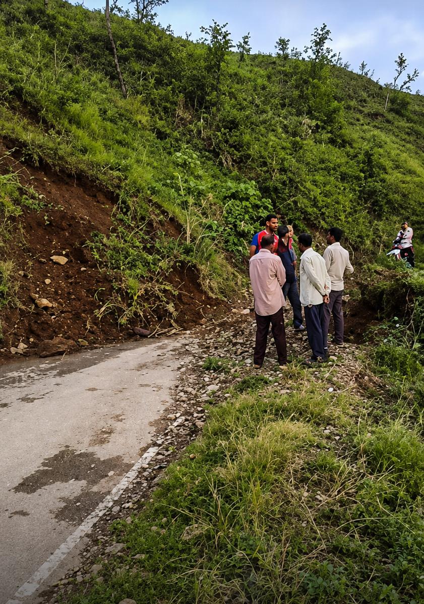 धारकोट में भूस्खलन से सड़क मार्ग बार-बार हो रहा बाधित