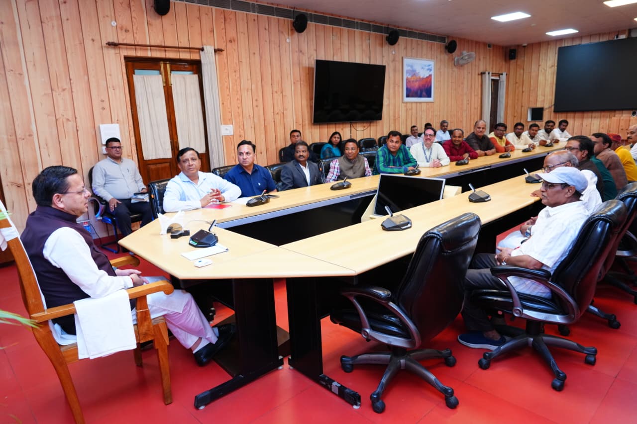 देवभूमि और छत्तीसगढ़ के बीच बढ़ा वैचारिक सेतु: मुख्यमंत्री श्री धामी से मिले छत्तीसगढ़ के मीडिया प्रतिनिधि