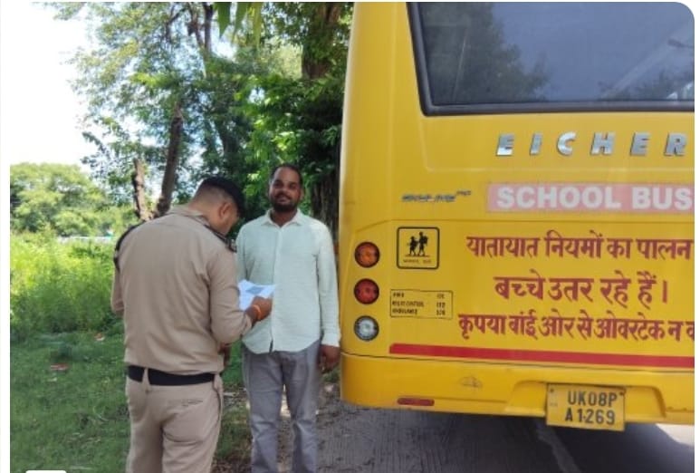 विद्यालय वाहनों के विरुद्ध विशेष प्रवर्तन अभियान में 54 वाहनों का निरीक्षण, 30 वाहनों पर चालान