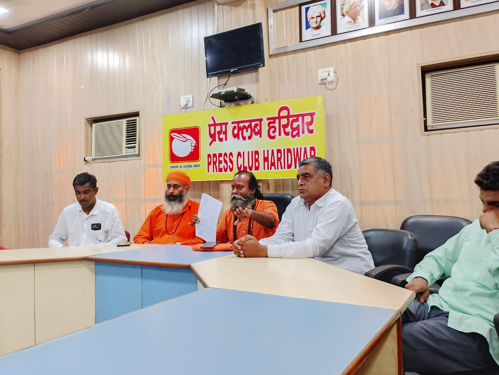 महंत ने लगाया मंदिर पर अवैध कब्जे का आरोप, लगायी न्याय की गुहार