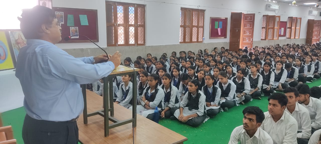 सरस्वती विद्या मंदिर इंटर कॉलेज:- जंतर-मंतर मंतर पर चल रहे विरोध प्रदर्शनों के संदर्भ में विद्यार्थियों को किया जागरूक