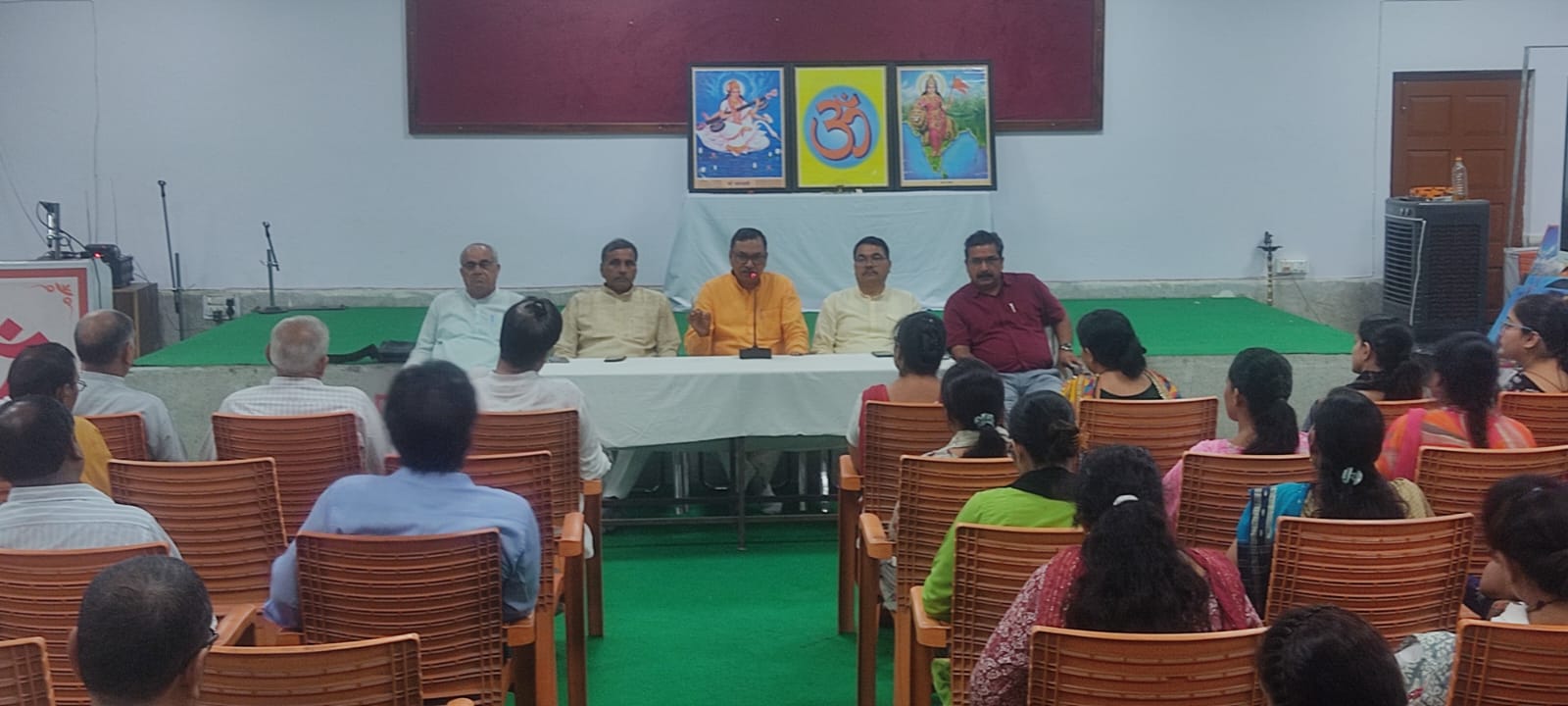 सरस्वती विद्या मंदिर इंटर कॉलेज, सेक्टर-2 में अक्टूबर में आयोजित होने वाली क्षेत्रीय खेलकूद प्रतियोगिता की तैयारियों को लेकर बैठक का आयोजन