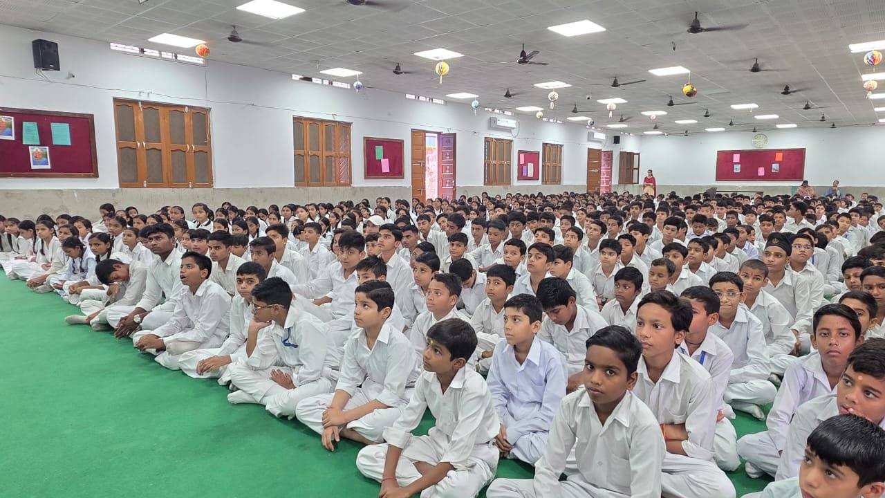 सरस्वती विद्या मंदिर इंटर कॉलेज, सेक्टर-2 में गुरु पूर्णिमा पर गुरु महिमा का हुआ भावपूर्ण गुणगान