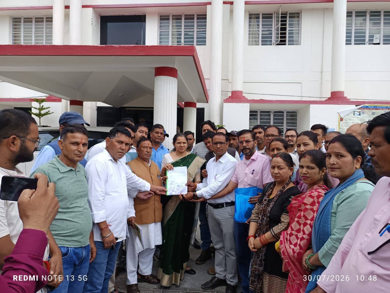 मेडिकल कॉलेज स्थापना के लिए जन प्रतिनिधियों ने जिलाधिकारी को सौंपा ज्ञापन