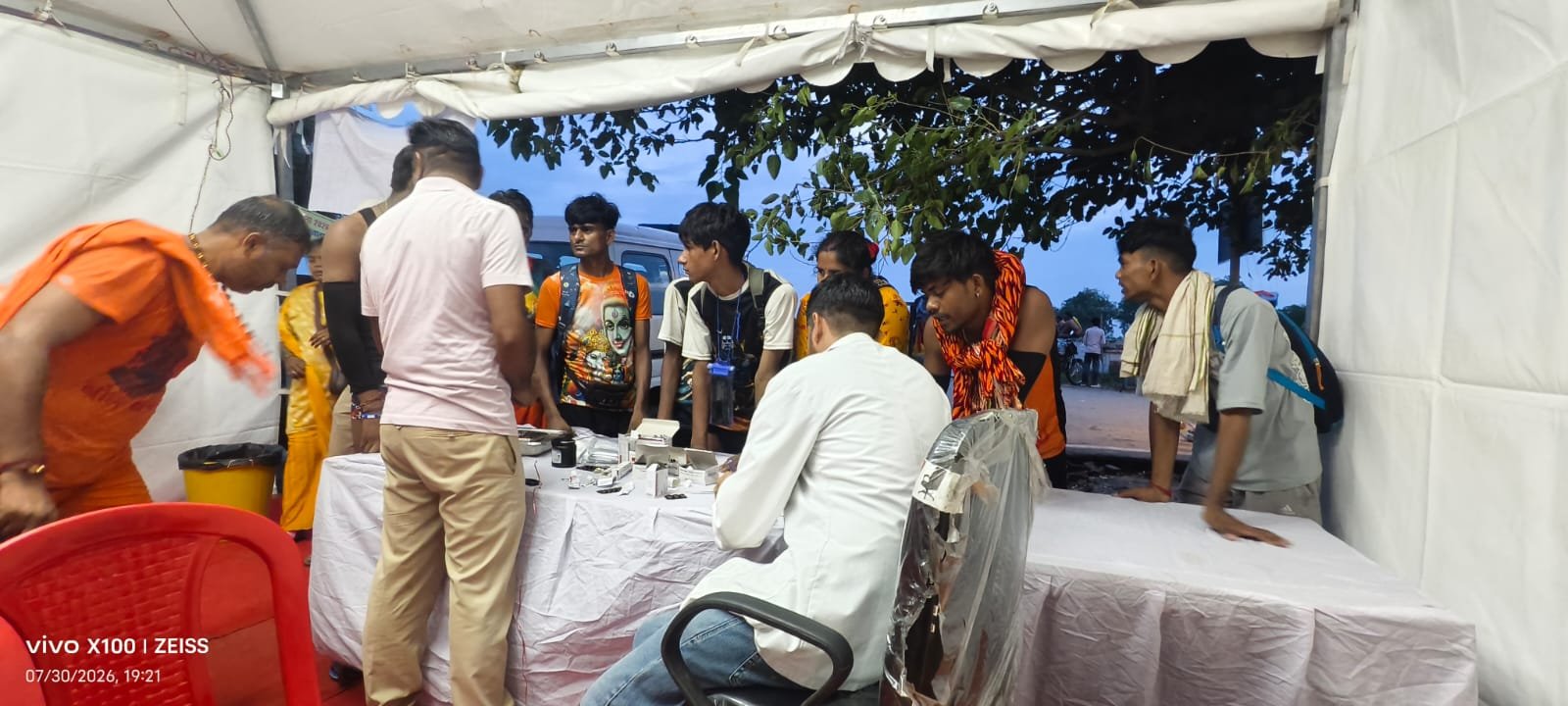 जिलाधिकारी मयूर दीक्षित के निर्देशन में स्वास्थ्य विभाग द्वारा शिव भक्तों के उपचार हेतु 32 स्थानों पर लगाए गए है स्वास्थ्य शिविर