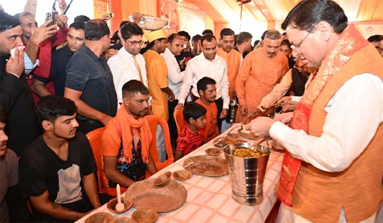 मुख्यमंत्री धामी ने कांवड़ियों का चरण प्रक्षालन कर अपने हाथों से परोसा भोजन, स्वास्थ्य शिविर का किया शुभारंभ
