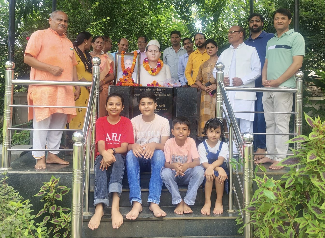 पौध वितरण के साथ सम्पन्न हुआ स्वतंत्रता संग्राम सेनानियों शहीदों के नाम अभियान का 44 वां कार्यक्रम