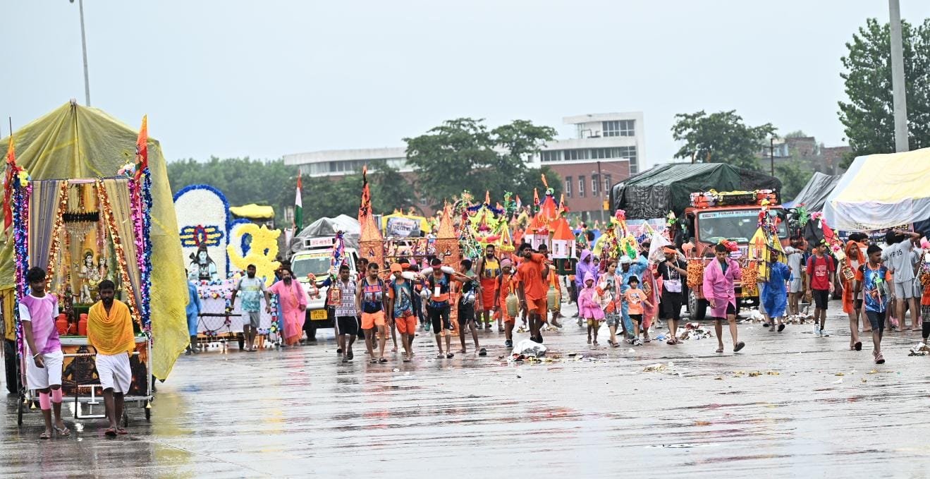 कांवड़ मेले के आठवें दिन आज 39 लाख 15 हजार शिवभक्तों ने पवित्र गंगाजल लेकर अपने गंतव्य की ओर हुए रवाना