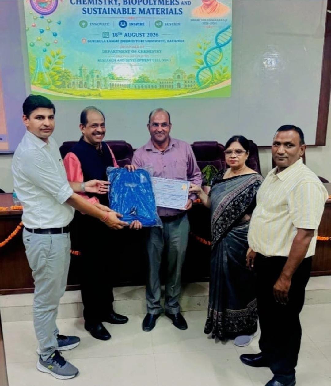 डॉ. देवकी नन्दन को राष्ट्रीय संगोष्ठी में उत्कृष्ट प्रस्तुतीकरण के लिए सम्मान