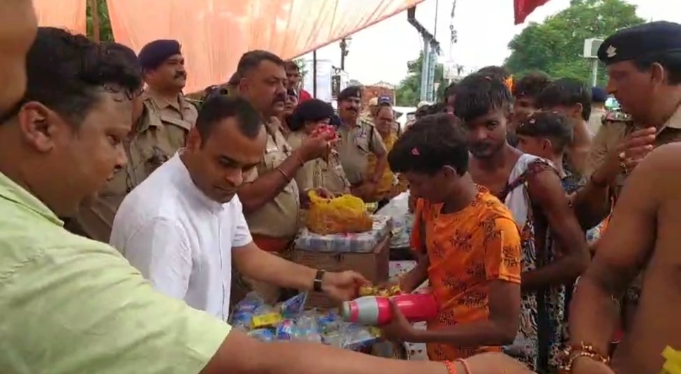 हरिद्वार: जिलाधिकारी एवं वरिष्ठ पुलिस अधीक्षक ने शिवभक्त कांवड़ियों का फूल-मालाओं से स्वागत कर फल एवं जूस वितरित किए