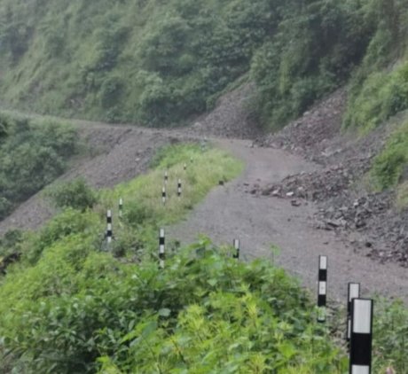 बड़ेरना (हल्द्वाड़ी): दूरस्थ पहाड़ी क्षेत्र ग्राम बड़ेरना और आसपास के क्षेत्रों में लगातार हो रही भारी बारिश के चलते जनजीवन प्रभावित